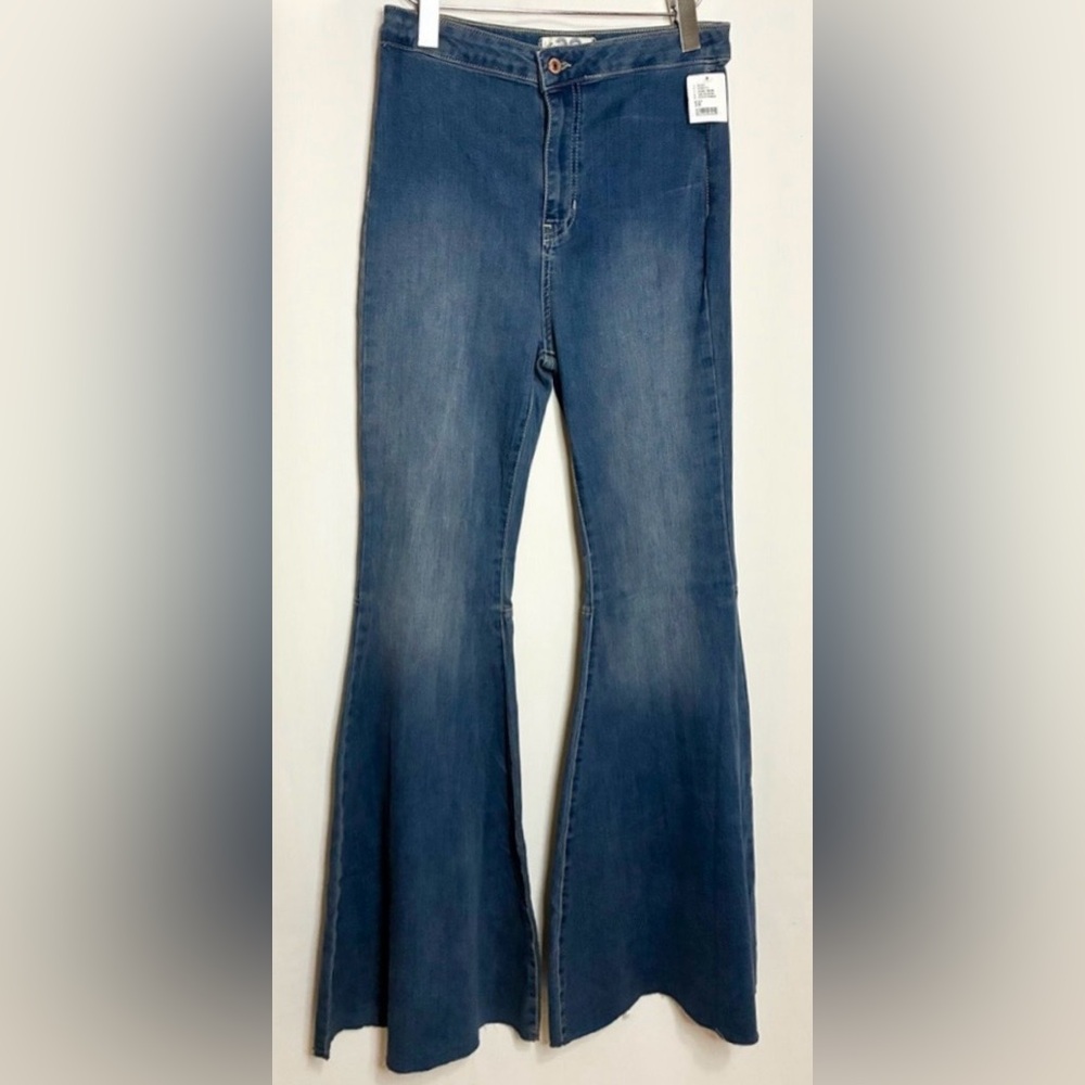 ⭐️Host Pick⭐️ FREE PEOPLE We The Free- Just Float On flared jeans NWT - Picture 6 of 13